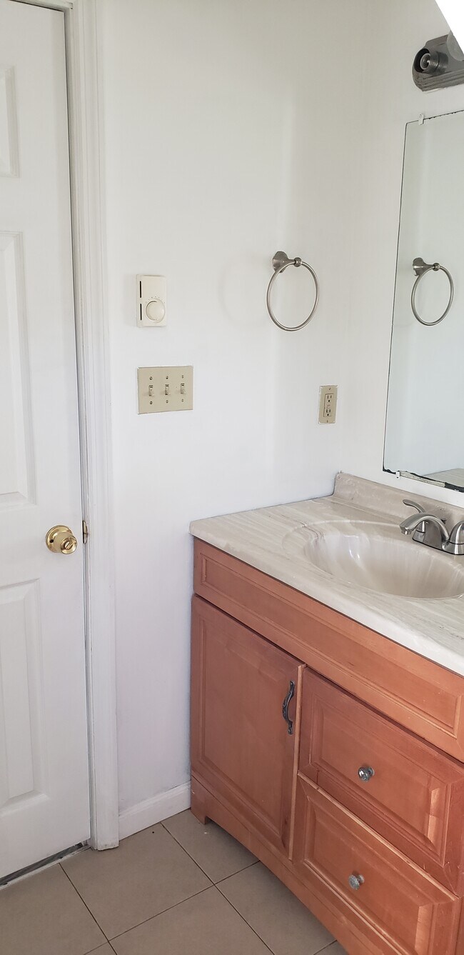 163 Learn Rd unit 1 bedroom 2nd floor, Tannersville, PA 18372 - photo 7