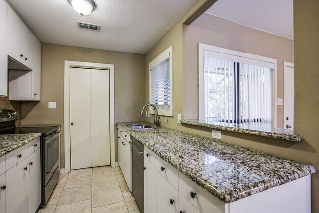 Kitchen w Dishwasher