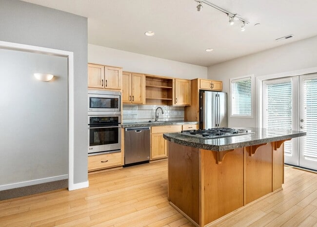 4132 S Corbett Ave, Portland, OR 97239 - photo 2