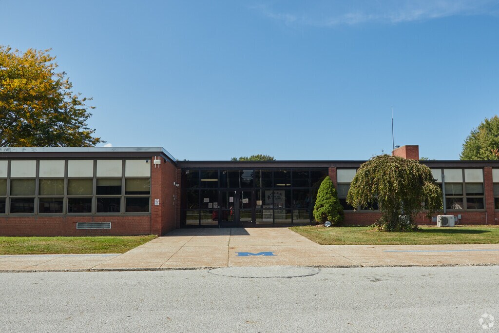 Red Bird Elementary School provides education in the neighborhood of 
Outlying Lake County