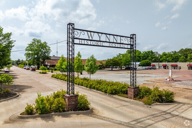 Wynne features a historic district with shops and restaurants.