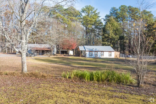 A country style home and barn in Steele Alabama.