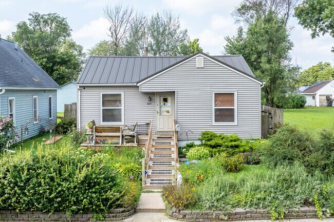 The inviting style of Cape Cod homes in Oak Hill Jackson offers a blend of comfort and beauty.