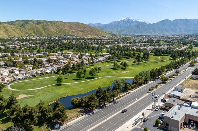 Yucaipa Valley Golf Club is a scenic winter golfers' delightfulness.