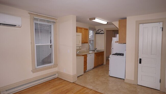 811 Spaight St unit 3, Madison, WI 53703 - photo 6