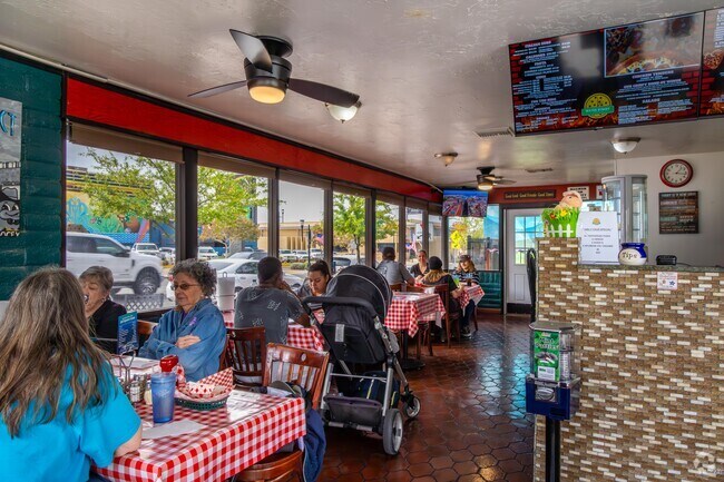 Call ahead to make sure to get home made Italian Food given Water Street Pizzeria's popularity.