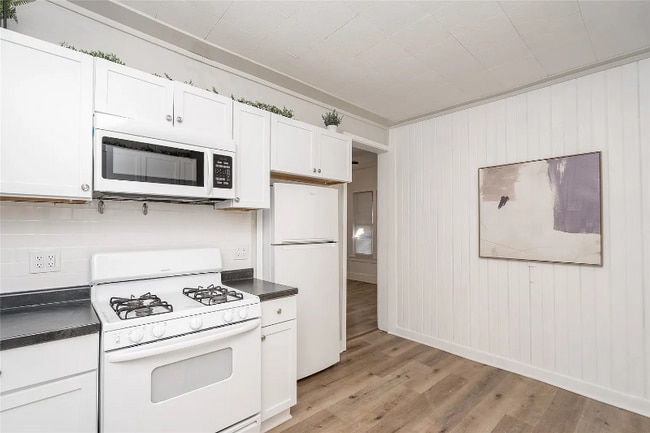 1136 E 8th St, Des Moines, IA 50316 - photo 2