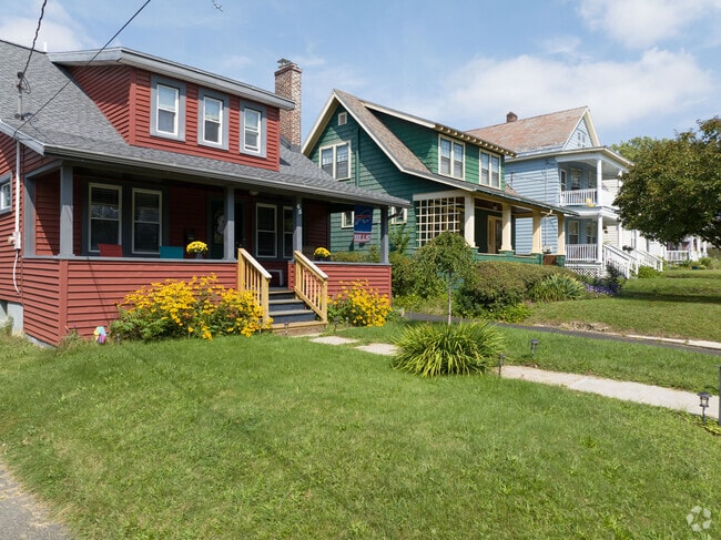 Craftsman, colonial, and bungalow homes line Helderberg’s classic grids.