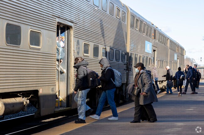 Residents of Old Farm love the convenience of the Metra getting Downtown.