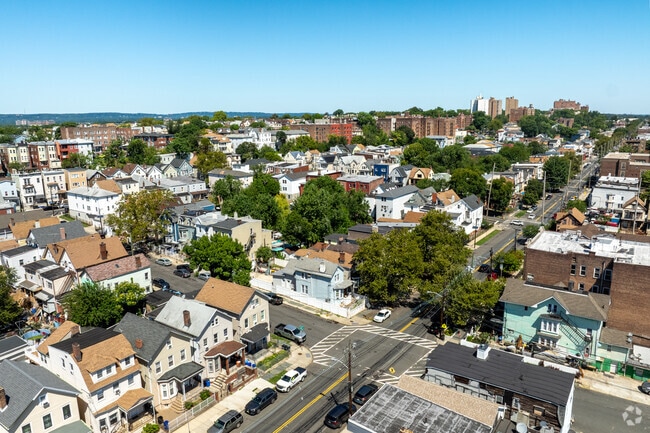 Mount Pleasant-Lower Broadway is a convenient spot close to New York City and Rutgers University.