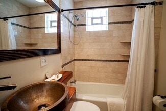 1916 W Roscoe St Unit 2, Chicago, IL 60657