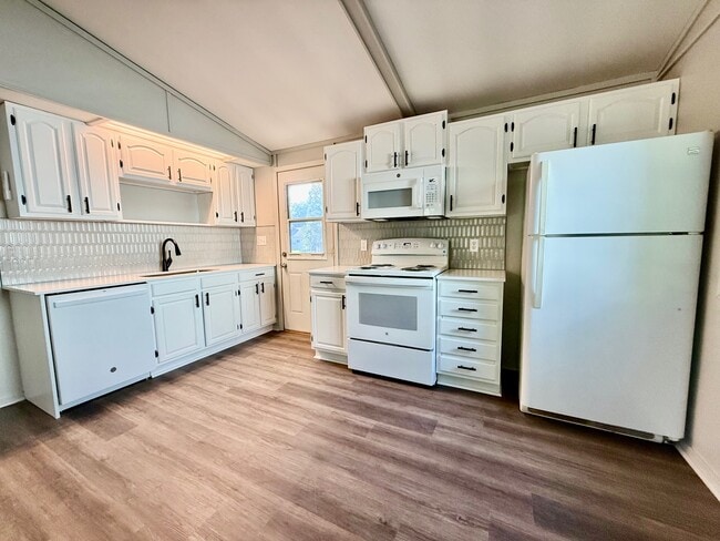 1909 Harrow Rd, Waterloo, IA 50701 - photo 2