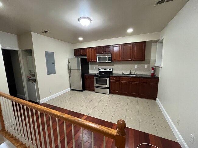 2135 S 5th St unit 2nd Fl, Philadelphia, PA 19148 - photo 2