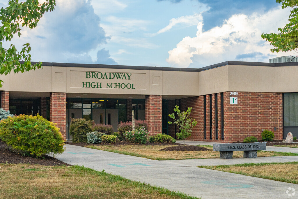 Broadway High School has 923 students in grades 9-12.