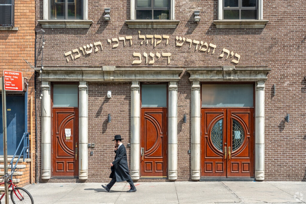 Entrance to Congregation Darkei Tshivo of Dinov is located on Wallabout St.