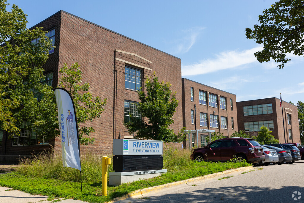 Riverview Magnet Elementary School is in the West Side neighborhood.