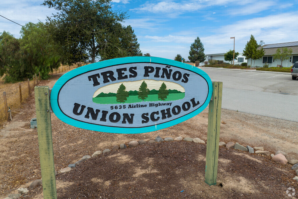 Entrance sign at Tres Ninos Union School in San Benito County.
