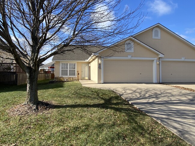 3906 SW Chartwell Ct, Lees Summit, MO 64082 - photo 2