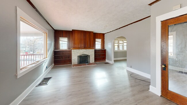 410 Oakley Ave, Rockford, IL 61101 - photo 2