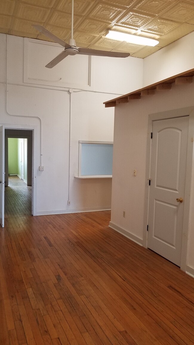 Split bathroom area