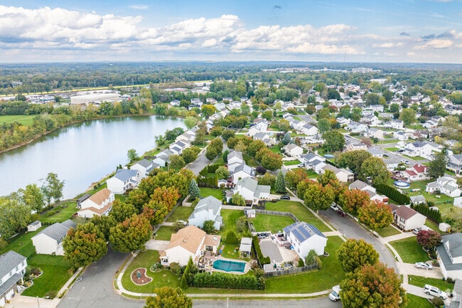 Some Modern Colonial homes in Hutchinson Mills feature water views.