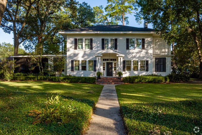 Homes in Highlands/Perkins have manicured and well-kept lawns and gardens.