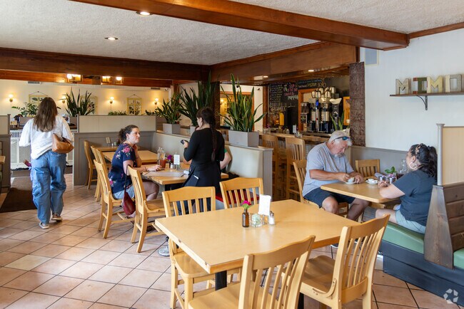 Brunch at Mimosa in Raymond offers sweet and savory dishes in a cozy, family-friendly setting.