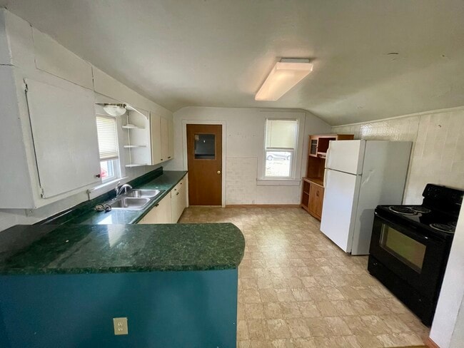 720 W Lincoln Ave, Oshkosh, WI 54901 - photo 5