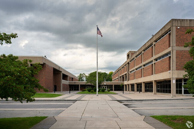 Northwest Junior High School has an overall grade of C- on Niche.