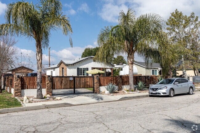 Nice fenced single-family home in Arrowhead Farms.