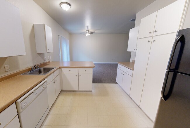 University Townhomes, Oshkosh, WI 54901 - photo 7