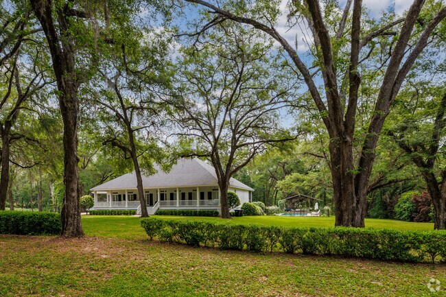 Sienna Lee Gardens also offers a large rental home for an event or vacation in Centerville.