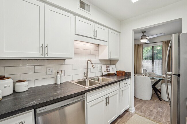 Woodbridge Apartments, Fort Wayne, IN 46825 - photo 2