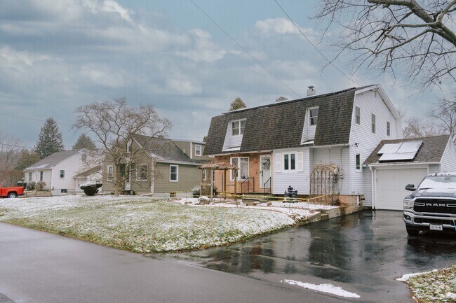 The average price per square foot in Cicero is $187.