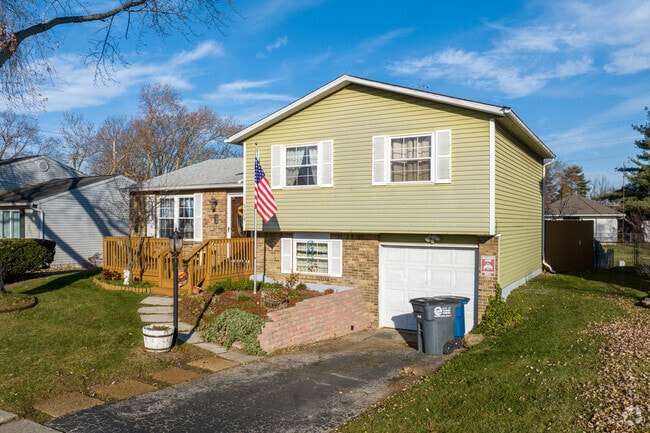 Relatively newer split levels can be found in the more suburban parts of Northriver.