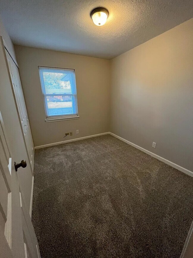 3801 Carpenter Dr, Louisville, KY 40229