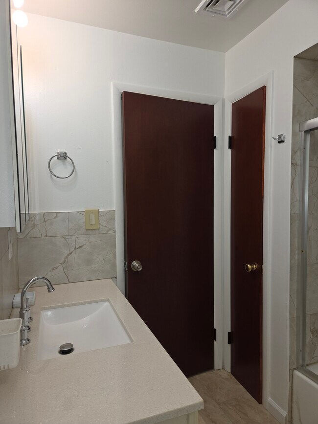 213 E 9th Ave unit 3 bedroom apartment, Roselle, NJ 07203 - photo 3