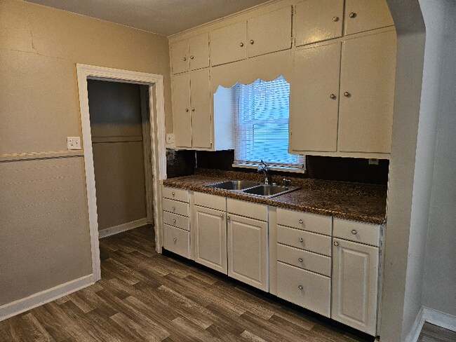 2310 S Hackley St, Muncie, IN 47302 - photo 4