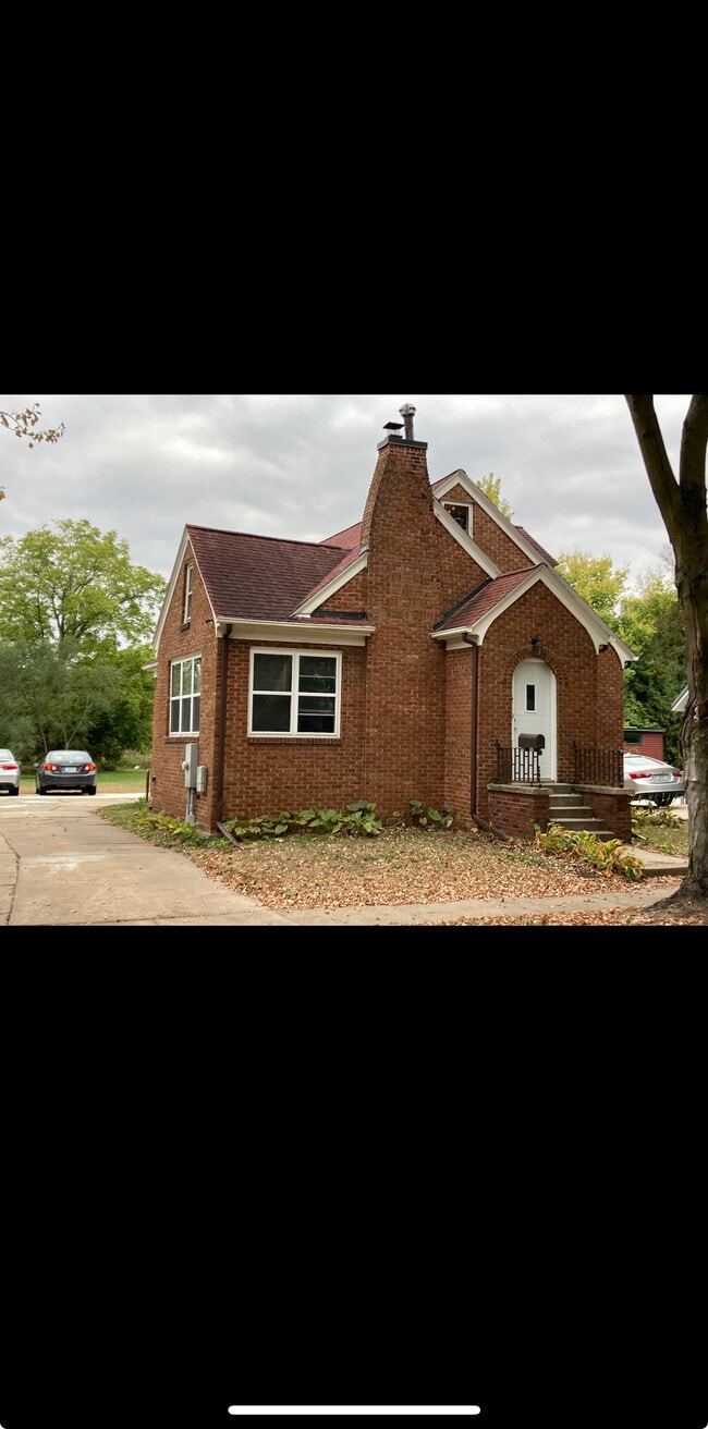 1210 W 20th St, Cedar Falls, IA 50613