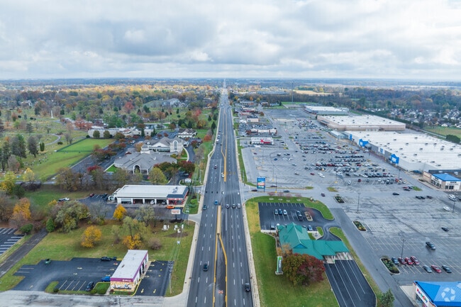 East Washington St is the mecca for retail in dining in Southeast Warren.