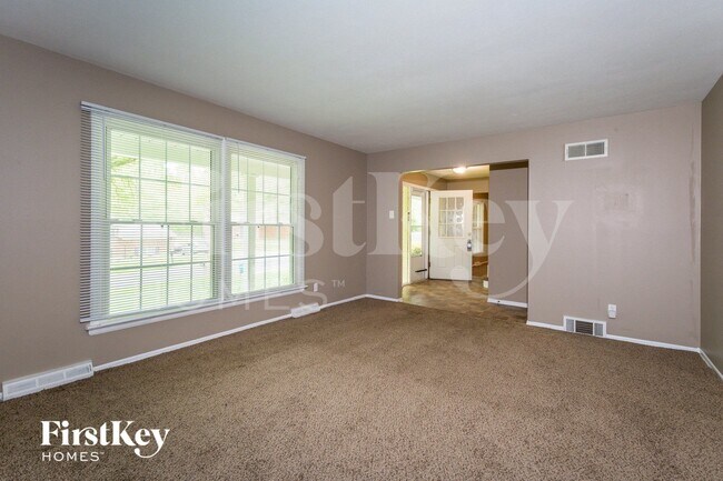 12525 Bay Shore Dr, Florissant, MO 63033 - photo 7