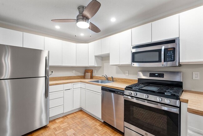 1216 Vfw Pkwy unit 40, West Roxbury, MA 02132 - photo 4