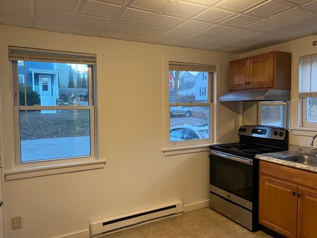 18 First St unit Apartment 4, Berwick, ME 03901 - photo 5