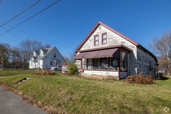 The average number of square feet for a house in Southeast Marion is 1,163.