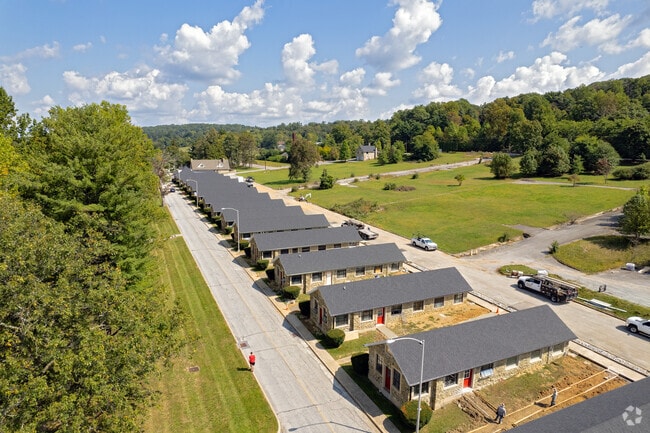 New retail spaces and existing amenities are minutes away from Highfield-Cascade.