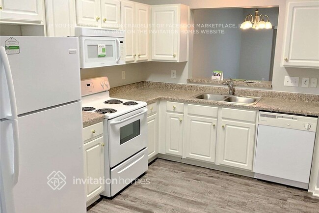 8028 Stoneham Ct, Matthews, NC 28105 - photo 3