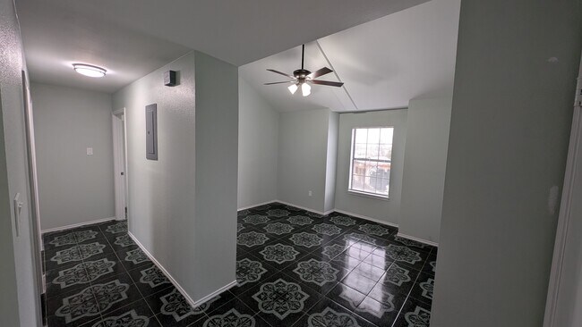 1001 Market St unit 3, Laredo, TX 78040 - photo 6