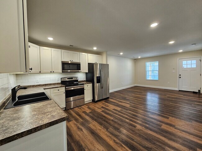 519 Hendrickson St unit B, Clinton, TN 37716 - photo 5