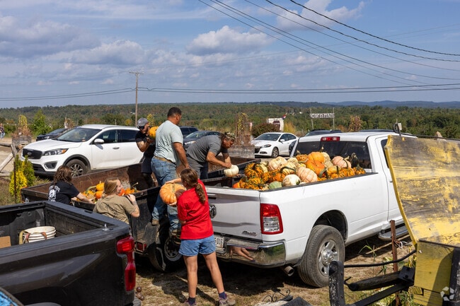 A short drive from the peaceful community of Minot, Wallingford's Fruit House becomes a popular destination during the fall season
