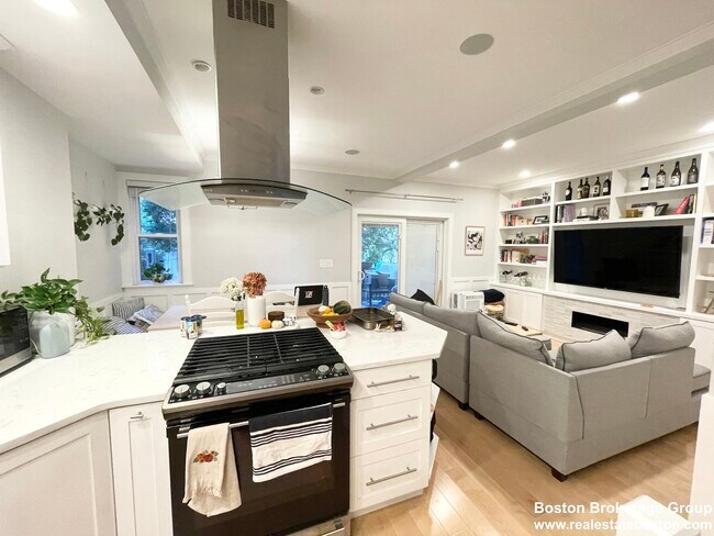 108 Buttonwood St unit 1, Dorchester, MA 02125 - photo 3